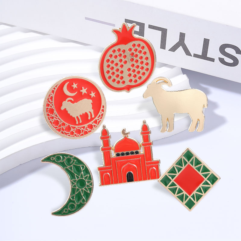 Al Ain Jewelry & Watches Exhibition 2025 - イード・アル＝アドハのエナメルピン、イスラム文化、ヤギ、モスク、月、ザクロ、イスラム教徒の伝統的なシンボル、ブローチ、ラペルバッジ、ジュエリー、ギフト