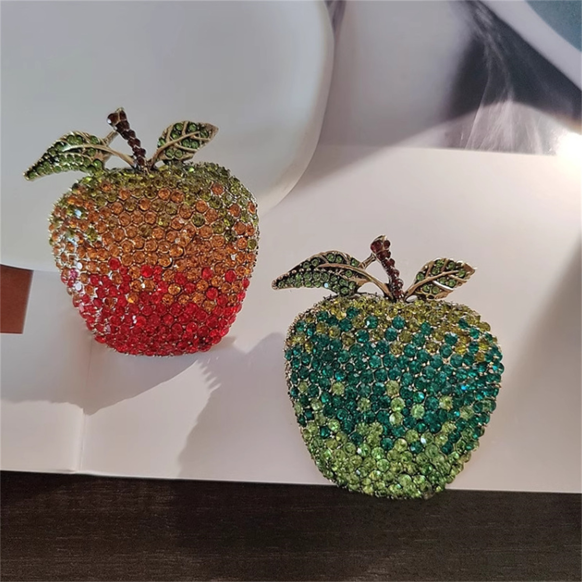 文学的レトロなアップルブローチ ハロウィン クリスマスイブ  - Eve Jewelry & Watches Distribuidor Oficial Rolex Buenos Aires のレビューと価格